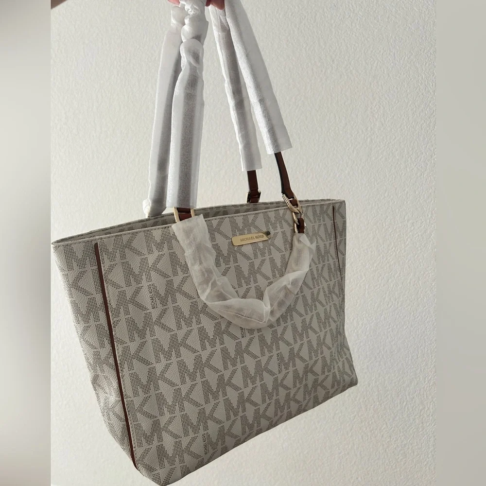 Michael Kors Harper Large Vanilla EW Tote Bag - Brand New - Picture 3 of 15
